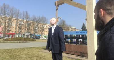 Владимир Путин - В Херсоне чучело Путина набили агитками Шария и "казнили" (фото) - focus.ua - Крым - Херсон - Херсонская обл.
