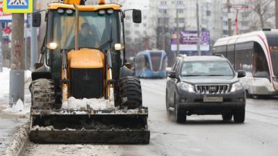 Находчивый коммунальщик потушил горящее авто сугробом снега - mir24.tv - Кемеровская обл.