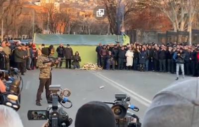 Никола Пашинян - В Ереване на одной из площадей устроили постановку расстрела Пашиняна - real-vin.com - Ереван