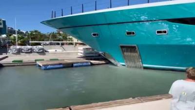 77-метровая яхта врезалась в причал: видео - 24tv.ua - Новости