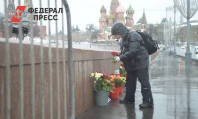 Борис Немцов - Мемориал Немцову восстановили в Москве: люди несут цветы - fedpress.ru - Москва - Сочи