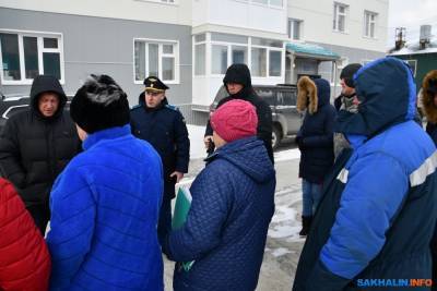 Александр Попов - Прокурор и мэр Южно-Курильска встретились с новоселами - sakhalin.info - район Южно-Курильский