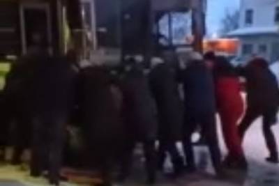 В Ярославле из-за гололеда горожане вынуждены толкать буксующие автобусы - yar.mk.ru - Ярославль