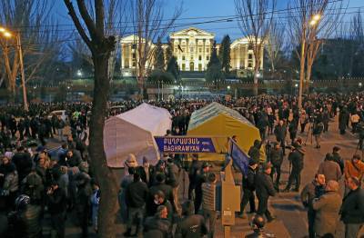 Армен Саркисян - Никола Пашинян - Протестующие в Ереване провели вторую ночь в палатках у здания парламента - tvc.ru - Ереван