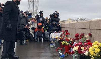 Борис Немцов - Ребекка Росс - Послы США, Великобритании и Латвии возложили цветы к мемориалу Бориса Немцова - newizv.ru - Англия - Латвия