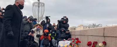 Джон Салливан - Борис Немцов - Ребекка Росс - Западные послы возложили цветы к месту гибели Бориса Немцова - runews24.ru - Англия - Латвия