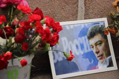 Послы США и некоторых стран Европы возложили цветы к месту убийства Немцова - apral.ru