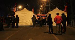 Никола Пашинян - Сторонники оппозиции провели вторую ночь на площади в Ереване - kavkaz-uzel.eu - Ереван