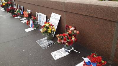 Джон Салливан - Борис Немцов - Дебора Броннерт - Ребекка Росс - Иностранные послы принесли цветы к месту смерти Немцова в годовщину его гибели - riafan.ru - Москва - Англия - Латвия