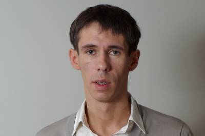 Алексей Панин - Алексей Панин абсолютно голым обратился к россиянам с испанской скалы - mk.ru