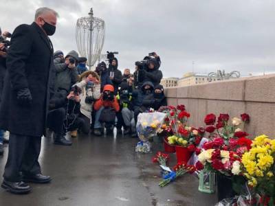 Борис Немцов - Без традиционного марша, но с цветами: в России проходят акции памяти Немцова - unn.com.ua - Москва - Россия - Киев - Чехия