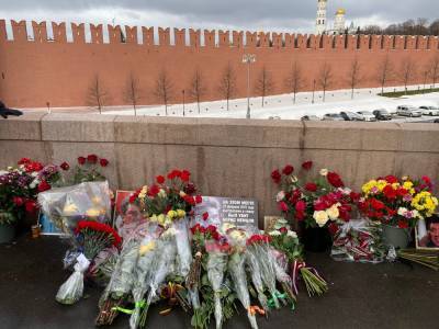 Джон Салливан - Годовщина убийства Немцова: россияне устелили цветами мост возле Кремля - 24tv.ua - Москва