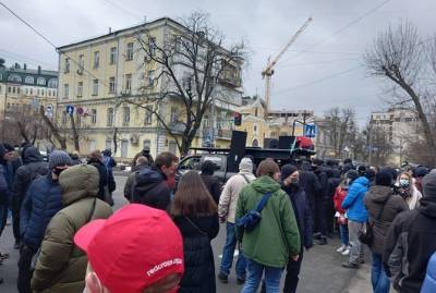 Сергей Стерненко - Ирина Венедиктова - Митинг в защиту Стерненко: люди отправились к ГПУ, требуя отставки Венедиктовой. В ход пошли фаера и петарды - kp.ua
