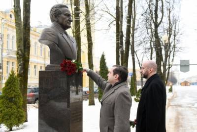 Алексей Островский - Иван Клименко - Губернатор Алексей Островский возложил цветы к бюсту Ивана Клименко - mk-smolensk.ru - Москва - Смоленск - Смоленская обл.