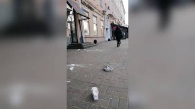 В центре Воронежа карниз жилого дома обрушился на тротуар - vestivrn.ru - Воронеж
