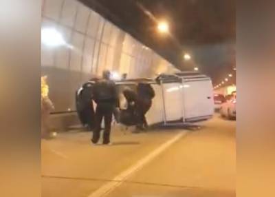 Авария с участием микроавтобуса произошла в тоннеле в Сочи - m24.ru - Сочи