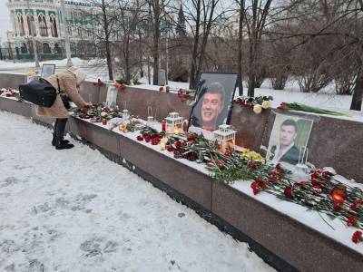 Алексей Навальный - Евгений Ройзман - Борис Немцов - Алексей Гресько - В Екатеринбурге идет вахта памяти Немцова - znak.com - Москва - Екатеринбург