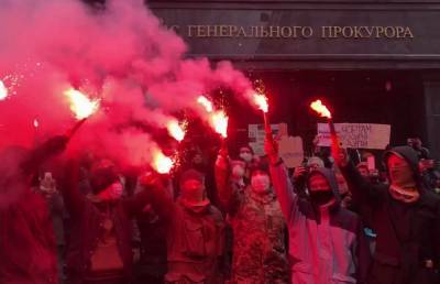 Сергей Стерненко - Сторонники Стерненко бросают файеры в окна Генпрокуратуры (видео) - sharij.net