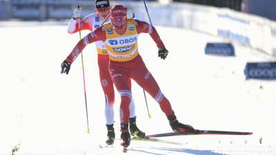 Александр Большунов - Россиянин Александр Большунов завоевал золото в скиатлоне на ЧМ - newinform.com - Норвегия - Англия