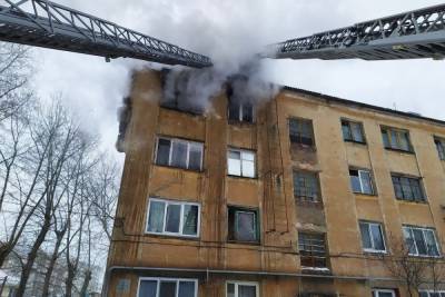 В Челябинске мужчина, спасаясь от огня, спрыгнул с 4 этажа - chel.mk.ru - Челябинская обл. - Челябинск - район Советский, Челябинск