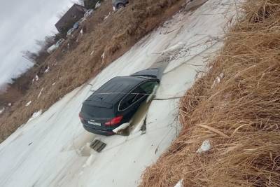 В печорской деревне легковой автомобиль провалился под лед - mk-pskov.ru - район Печорский