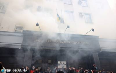 Павел Шеремет - Сергей Стерненко - Ирина Венедиктова - Протесты в Киеве: здание Офиса генпрокурора забросали файерами - novostiua.news - Киев