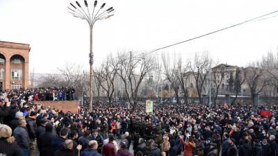 Никола Пашинян - Колонна оппозиции в Ереване пришла к парламенту Армении - russian.rt.com - Ереван
