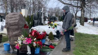Джон Салливан - Борис Немцов - Дебора Броннерт - Марис Риекстиньш - В шестую годовщину убийства Немцова его могилу посетили около ста человек - 5-tv.ru - Москва - Англия - Литва - Финляндия - Латвия