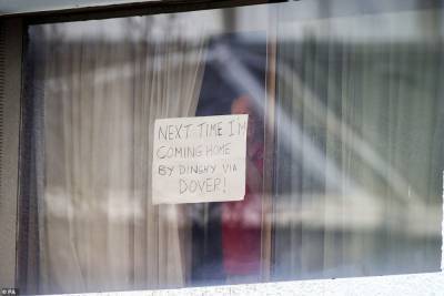 Мужчина на карантине подавал сигналы прохожим записками в окне - 24tv.ua - Англия - Лондон - Новости - Великобритания