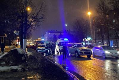 В Твери столкнулись такси и две легковушки - tver.mk.ru - Тверь