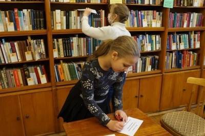 В Международный день родного языка в Смоленской библиотеке провели игру «День без ошибок» - mk-smolensk.ru - Смоленск