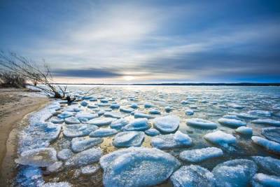 26 рыбаков спасли с отколовшейся льдины в заливе Охотского моря - argumenti.ru