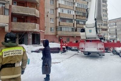 Пожар в Магнитогорске: из многоэтажного дома, где загорелись электрокабели, эвакуировали более 60 человек - chel.mk.ru - Магнитогорск