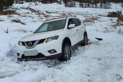 Ещё одну машину освободили из снежного плена в Тверской области - tver.mk.ru - Тверь - Тверская обл. - район Торжокский