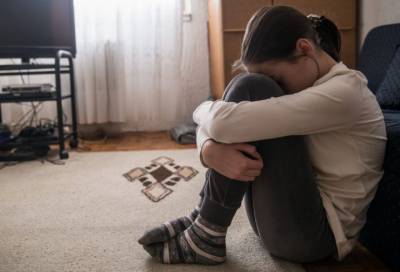 Житель Всеволожска почти год на глазах у сожительницы насиловал ее 13-летнюю дочь - online47.ru - Иркутск - Всеволожск