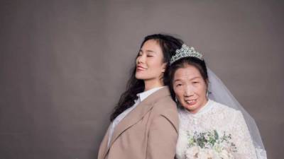 Выполнила обещание отца: дочь подарила 63-летней матери первую свадебную фотосессию - 24tv.ua - Китай