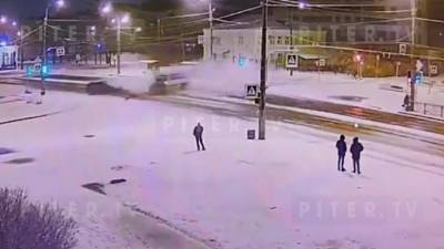 Момент ДТП на перекрестке Тамбасова и Ветеранов попал на видео - piter.tv