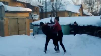 Видео драки омских школьниц выложили в Сеть - vesti.ru - Омск