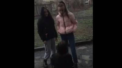 В Кривом Роге девочки-подростки жестоко избили сверстницу, поставив на колени. ВИДЕО - from-ua.com - Кривой Рог
