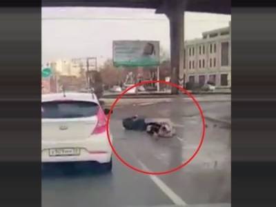Toyota Camry - В Астрахани полуголый неадекватный водитель сбил на переходе двух людей - runews24.ru - Астрахань