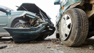 Toyota Camry - Полуголый водитель сбил двух пешеходов и въехал в автомобиль в Астрахани - gazeta.ru - Астрахань