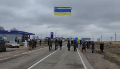 Активисты запустили в небо Крыма флаг Украины с пожеланиями - news.bigmir.net - Киев - Крым - Турция - Латвия - Херсонская обл.