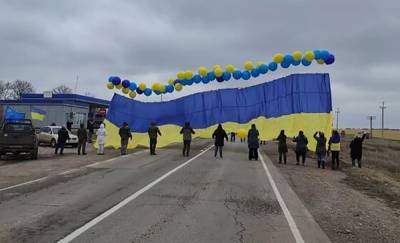В сторону оккупированного Крыма запустили флаг Украины с посланиями - 24tv.ua - Киев - Крым - Новости