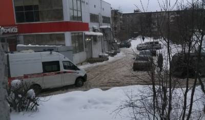 Артур Парфенчиков - Скорая застряла во дворе Петрозаводска из-за неубранного снега - gubdaily.ru - Петрозаводск - республика Карелия