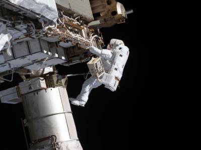 Кэтлин Рубинс - Виктор Гловер - Астронавты NASA вышли в открытый космос для подготовки к установке солнечных батарей на МКС - unn.com.ua - Киев