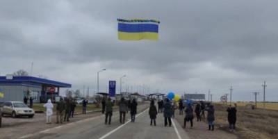 В сторону Крыма запустили 20-метровый флаг Украины с посланиями - nv.ua - Киев - Крым - Турция - Латвия - Херсонская обл.