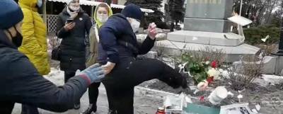 Борис Немцов - Мужчина в Воронеже разбил ногой портрет Немцова на акции его памяти - runews24.ru - Москва - Воронеж