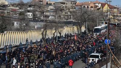 Никола Пашинян - Армянская оппозиция обвинила власти в применении административного ресурса - vesti.ru - Ереван