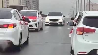 Восемь автомобилей устроили опасное вождение в Москве и перекрыли движение на шоссе - iz.ru - Москва