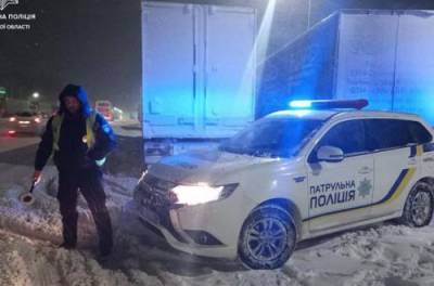Под Львовом нетрезвый водитель лопатой разгромил авто патрульных. ВИДЕО - from-ua.com - Львов - Львовская обл. - Тернополь